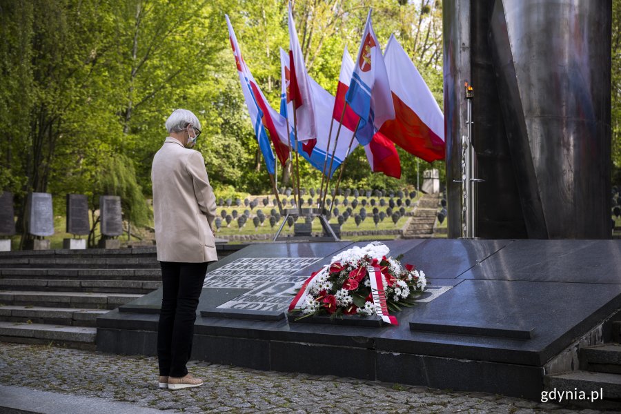 W samo południe przewodnicząca Rady Miasta Joanna Zielińska złożyła wieniec na cmentarzu im. Obrońców Wybrzeża/fot. Przemysław Kozłowski