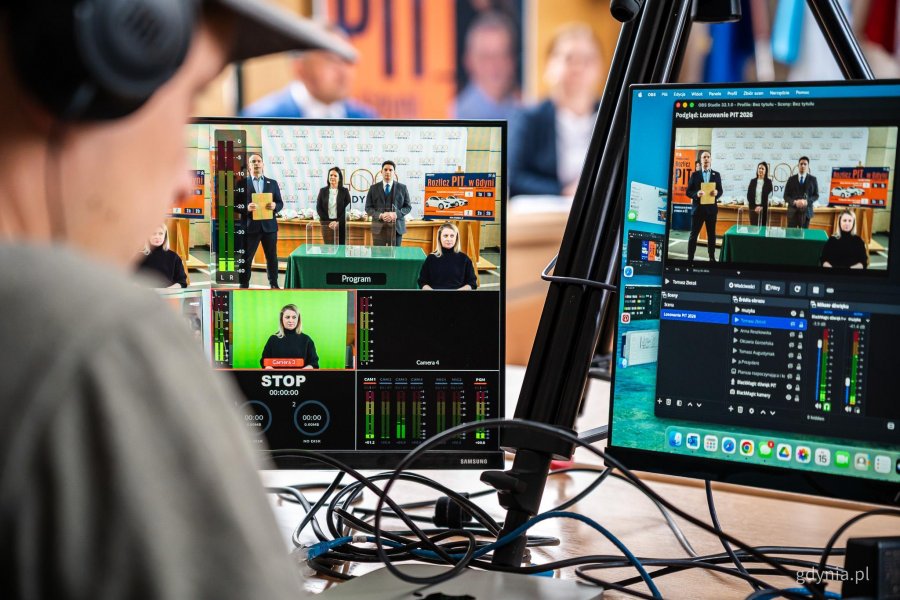 Monitory z transmisją online losowania nagr&oacute;d w loterii &bdquo;Rozlicz PIT w Gdyni&rdquo;