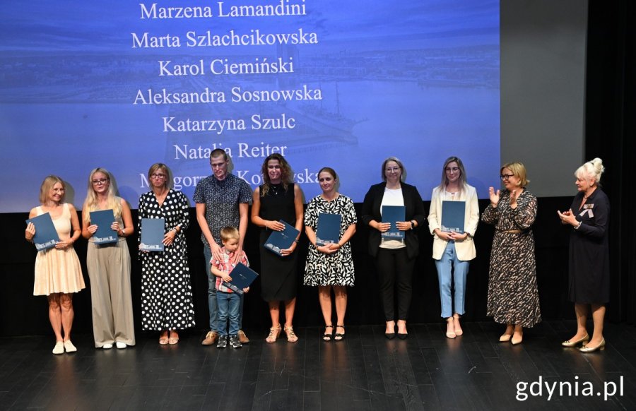 Na zdj. nauczyciele odbierający awans zawodowy na stopień nauczyciela mianowanego w towarzystwie wiceprezydentki Oktawii Gorzeńskiej i naczelniczki Wydziału Edukacji Iwony Tanewskiej