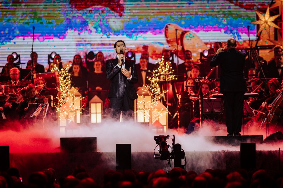 Matteo Bocelli i Akademicki Chór Uniwersytetu Morskiego oraz Orkiestra Akademii Beethovenowskiej pod batutą Carlo Berniniego podczas koncertu świątecznego, który zostanie wyemitowany w Polsacie