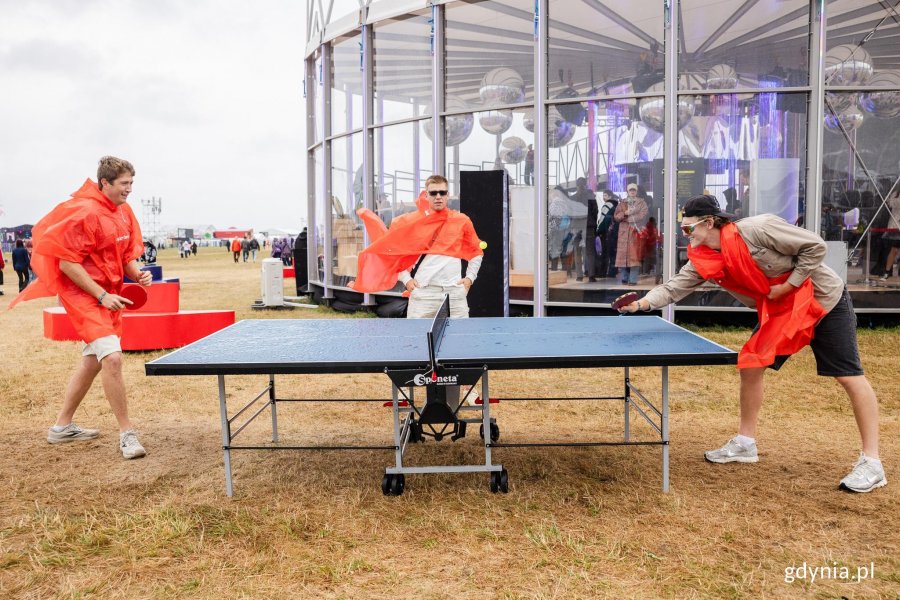 Uczestnicy festiwalu grający w tenisa stołowego 