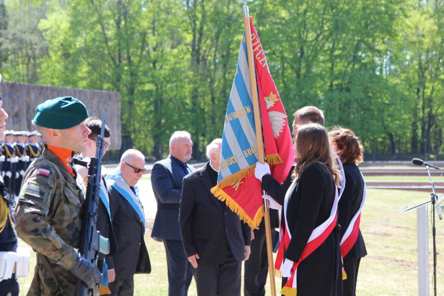 Przekazanie sztandaru Zarządu Okręgowego Polskiego Związku Byłych Więźni&oacute;w Politycznych Hitlerowskich Więzień i Oboz&oacute;w Koncentracyjnych w Gdańsku uczniom i nauczycielom Szkoły Podstawowej im. Pamięci Ofiar Stutthofu w Sztutowie podczas uroczystości z okazji 81. rocznicy zakończenia II wojny światowej oraz uwolnienia ostatnich więźni&oacute;w niemieckiego nazistowskiego obozu koncentracyjnego Stutthof 