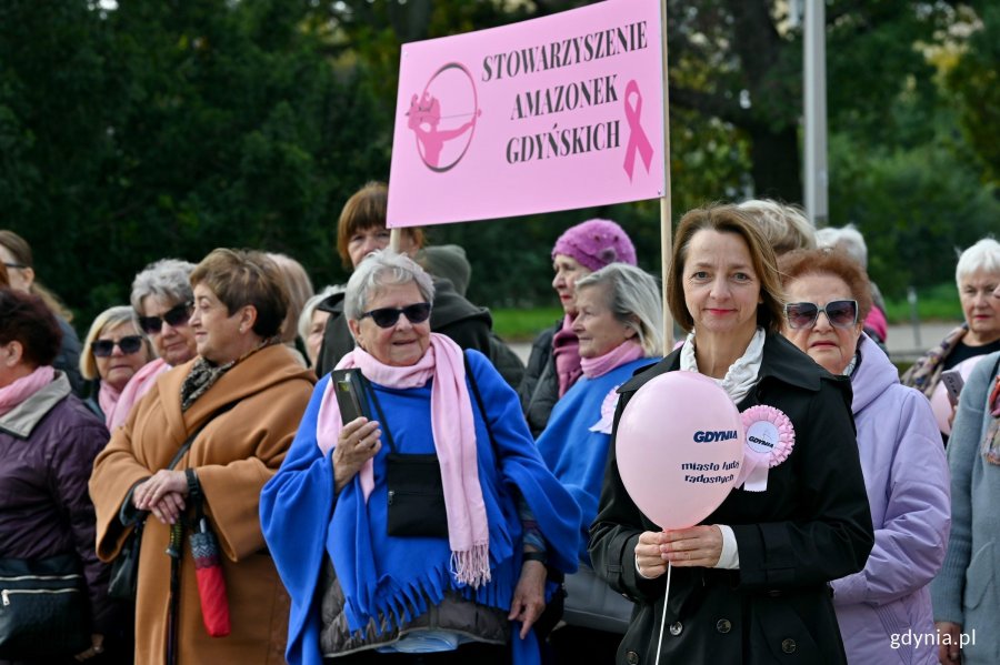 Uczestniczki Marszu R&oacute;żowej Wstążki zgromadzone przed Pomnikiem Polski Morskiej. Wśr&oacute;d nich m.in. radna Gdyni Larysa Kramin