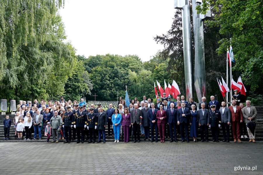 Wsp&oacute;lne zdjęcie uczestnik&oacute;w uroczystości z okazji 87. rocznicy wybuchu II wojny światowej na Cmentarzu Wojennym w Redłowie 