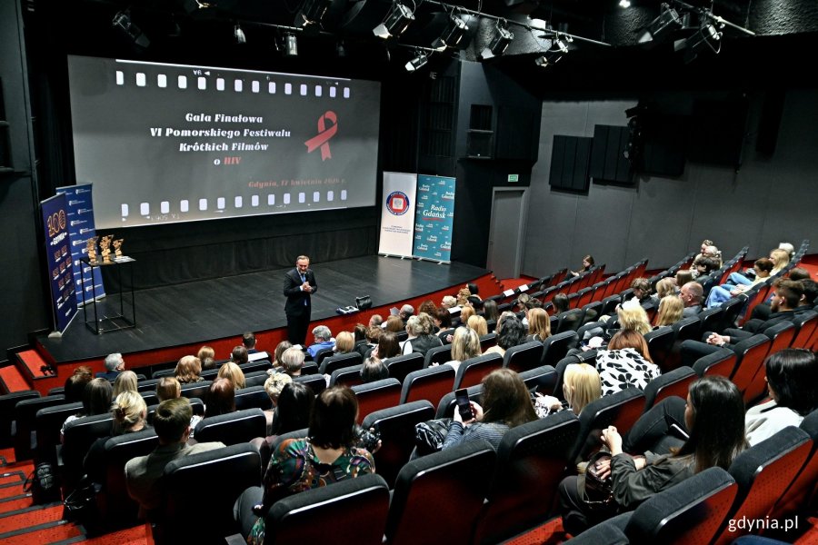 Wiceprezydent Gdyni Tomasz Augustyniak podczas gali finałowej Pomorskiego Festiwalu Kr&oacute;tkich Film&oacute;w o HIV