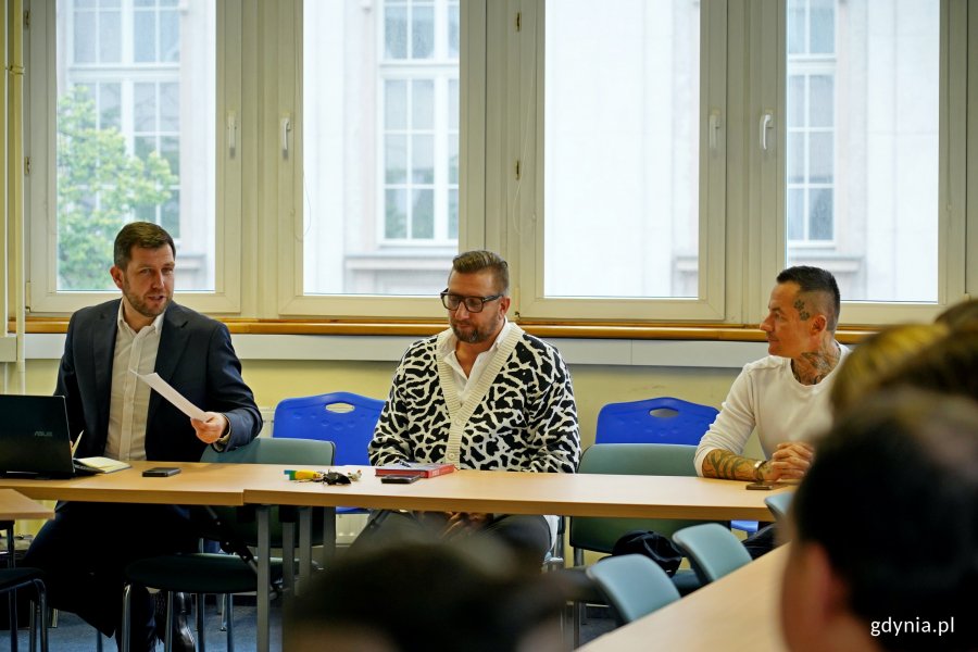 Od lewej: Marcin Zawisza – koordynator radców prawnych w Urzędzie Miasta Gdyni, Michał Jasiewicz – prezes fundacji „Kocham Cię, Tato” i poseł Marcin Józefaciuk z Parlamentarnego Zespołu ds. Zdrowia Mężczyzn podczas spotkania konsultacyjnego dotyczącego powołania Gdyńskiej Rady ds. Mężczyzn