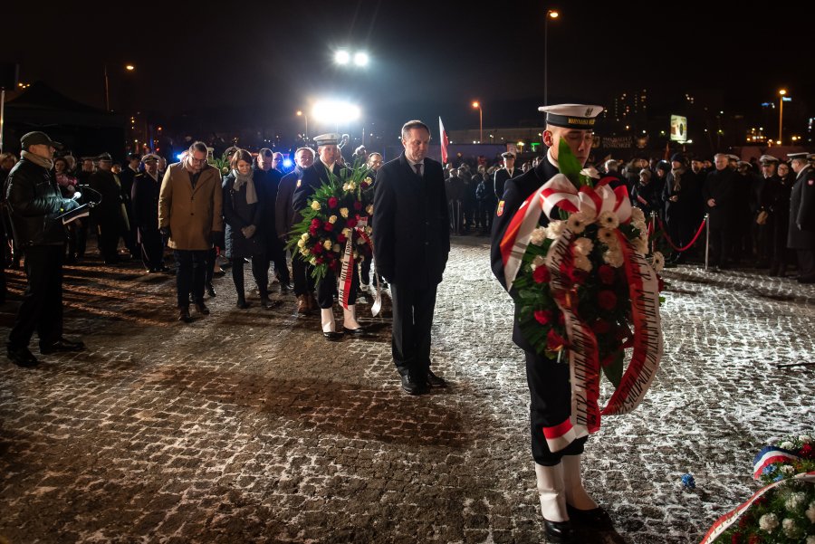 Obchody przy pomniku Ofiar Grudnia '70 w Gdyni, fot. Dawid Linkowski