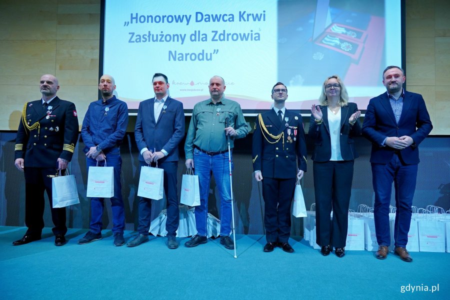Odznaczeni honorowi dawcy krwi z Gdyni wraz z wiceprezydentem Tomaszem Augustyniakiem i dr hab. Marleną Robakowską &ndash; dyrektor Regionalnego Centrum Krwiodawstwa i Krwiolecznictwa w Gdańsku podczas gali