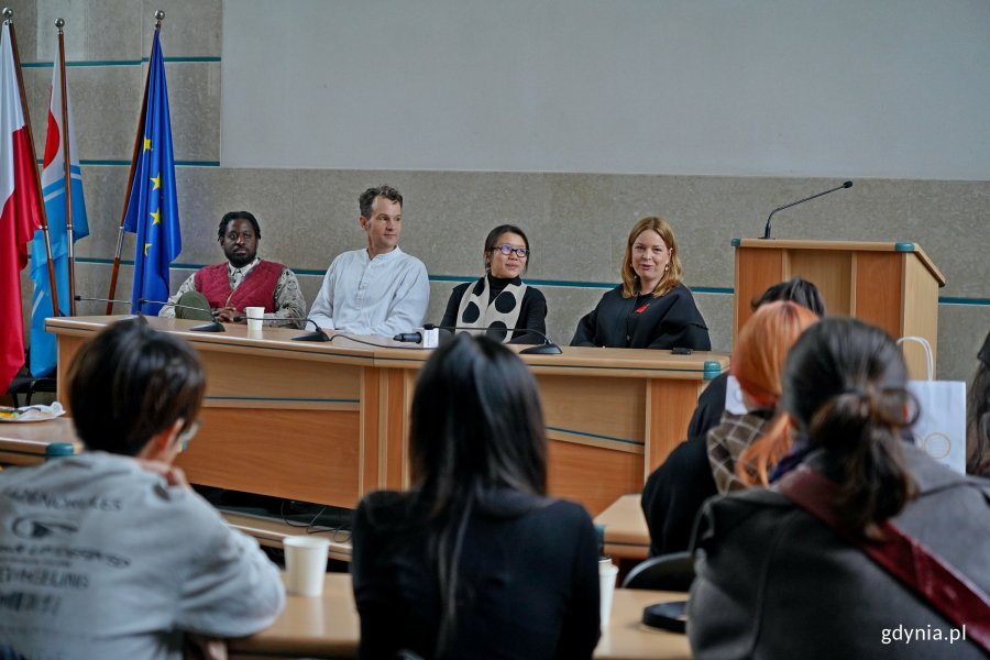 Od prawej: wiceprezydentka Gdyni Oktawia Gorzeńska i wykładowcy The Bartlett School of Architecture: Cheuk Ting Jane Wong , prof. Edward Denison i Drew Pessoa podczas spotkania w Urzędzie Miasta Gdyni 