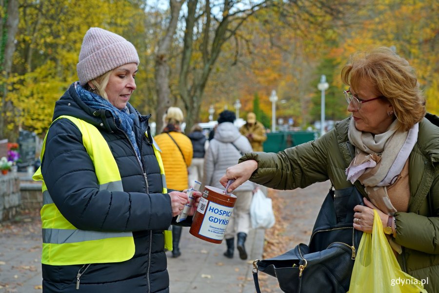 Radna miasta Beata Zastawna podczas kwesty na rzecz gdyńskiego hospicjum 