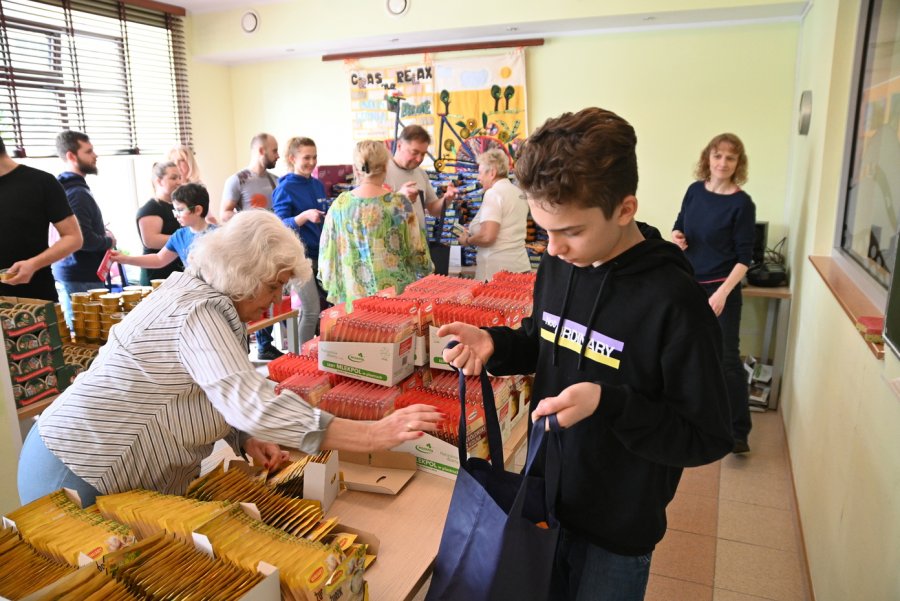 Wolontariusze szykują paczki dla osób samotnych i potrzebujących. Fot. Zygmunt Gołąb 