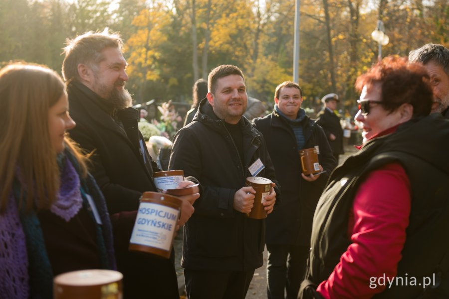 Od lewej: prezydent Gdyni Aleksandra Kosiorek, Tadeusz Szemiot - przewodniczący Rady Miasta Gdyni, wiceprezydent Maciej Zielonka i Maciej Wojnicki - radny dzielnicy Witomino podczas kwesty na rzecz gdyńskiego hospicjum 