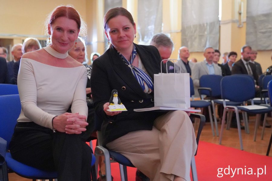 Na zdjęciu (od lewej): dyrektor ZSCHiE Dorota Kotwicka, prezydent Gdyni Aleksandra Kosiorek (fot. Magdalena Starnawska)