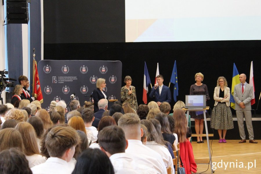 Inauguracja roku szkolnego w II Liceum Ogólnokształcącym i aula pełna uczniów i nauczycieli