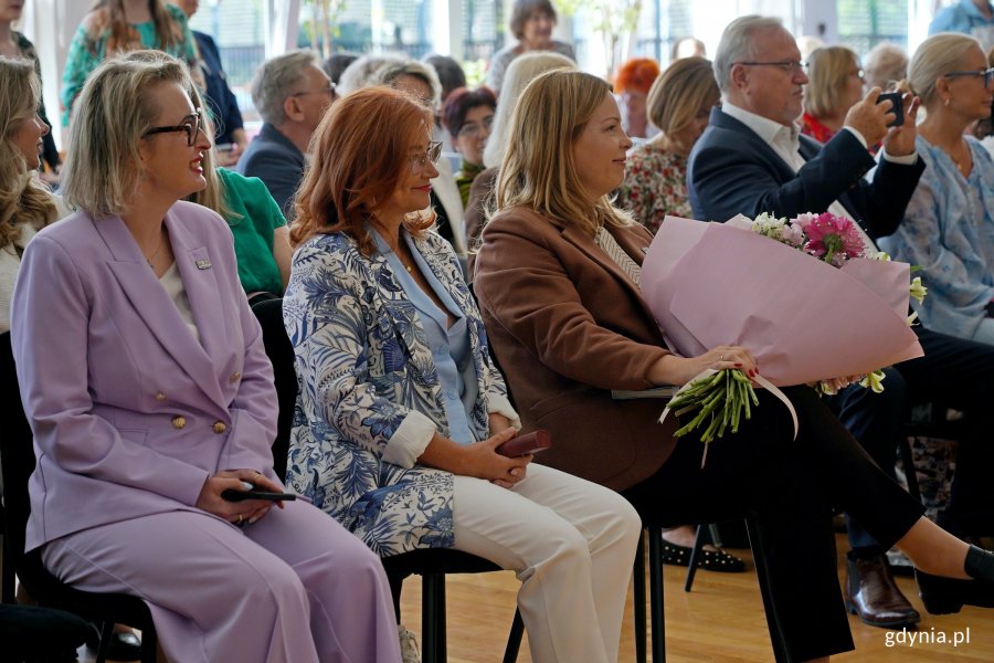W jubileuszu 80-lecia Szkoły Podstawowej nr 21 w Gdyni wzięły udział m.in.: wiceprezydentka Gdyni Oktawia Gorzeńska i radna miasta Agnieszka Tokarska 