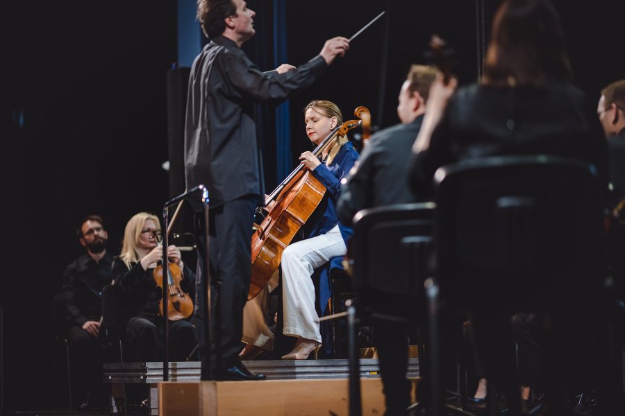 Piątkowy koncert w sali koncertowej Portu Gdynia - Orkiestra Symfoniczna Filharmonii Bałtyckiej pod batutą Massimiliano Caldiego oraz z Magdaleną Bojanowicz na wiolonczeli, fot. Tomasz Kamiński