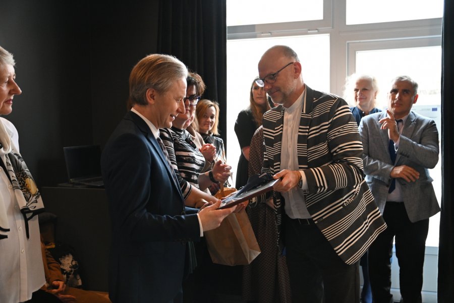Michał Guć, wiceprezydent Gdyni ds. innowacji wręcza upominek twórcy Teatru Biuro Rzeczy Osobistych Zbigniewowi Biegajle. Fot. Zygmunt Gołąb 