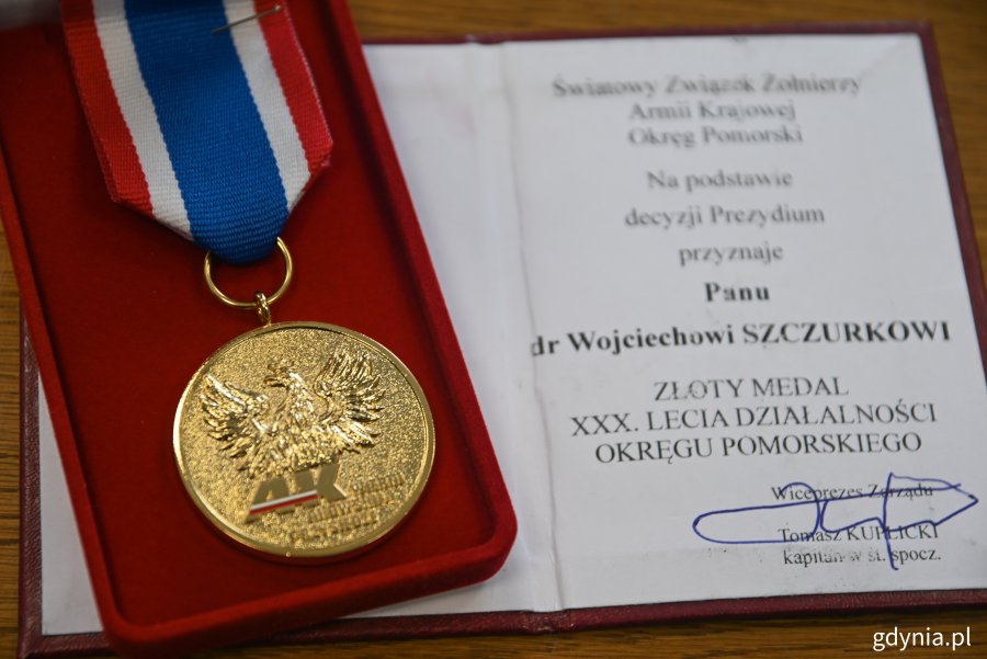 Medal XXX-lecia Działalności Okręgu Pomorskiego Światowego Związku Żołnierzy Armii Krajowej dla prezydenta Wojciech Szczurka (po lewej w czerwonym pudełku). Obok legitymacja dołączana do odznaczenia // fot. Marcin Mielewski