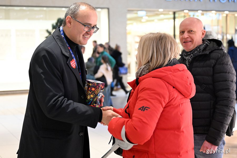 Wicewojewoda pomorski Emil Rojek kwestujący w Centrum Riviera 