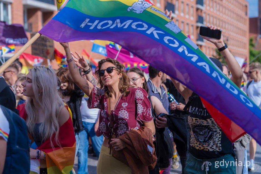 Uczestnicy 11. Tr&oacute;jmiejskiego Marszu R&oacute;wności idący ulicą