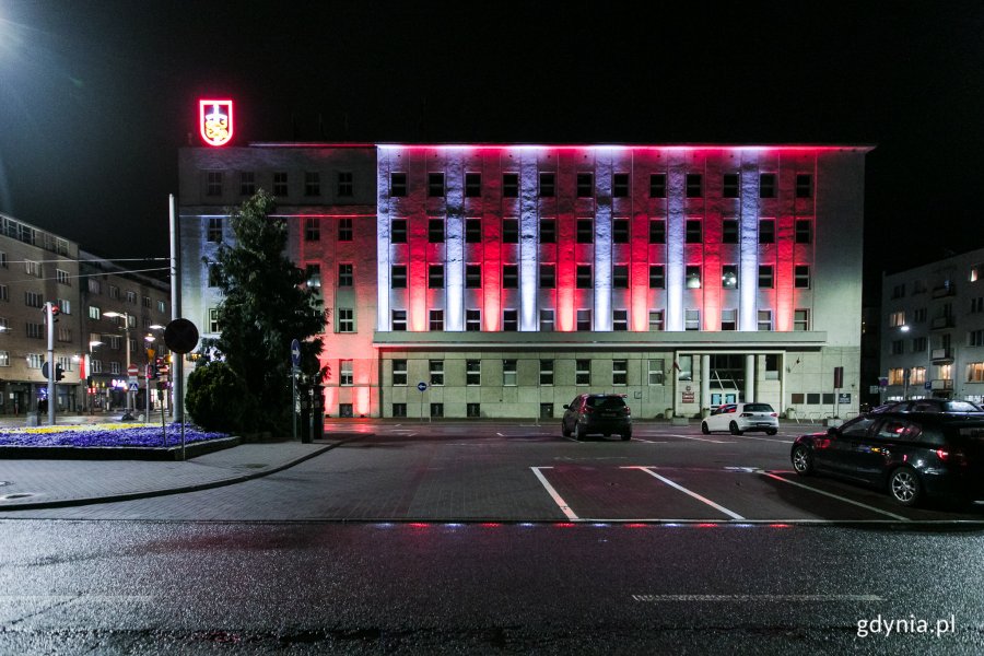 Budynek Urzędu Miasta Gdyni podświetlony na biało-czerwono // fot. Karol Stańczak