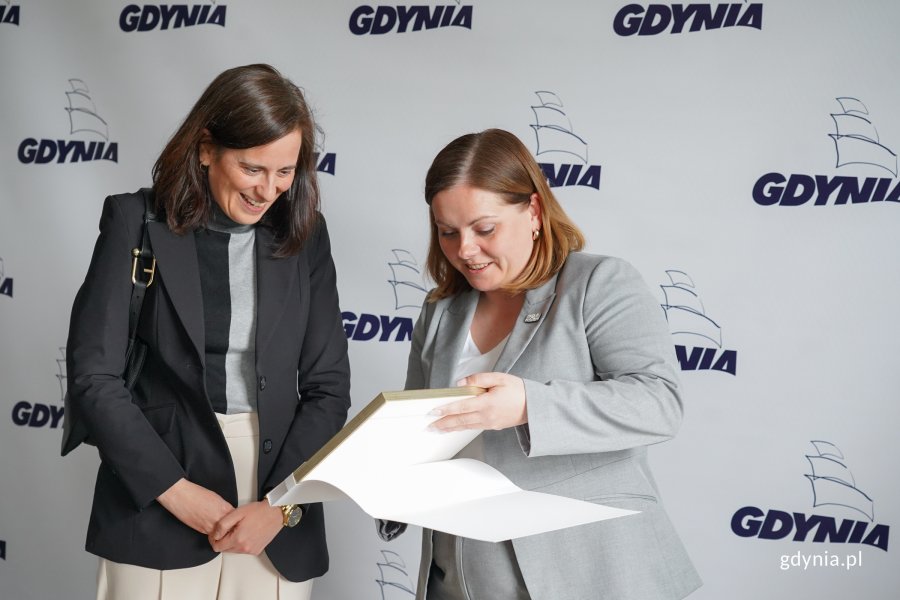 Spotkanie prezydent Gdyni Aleksandry Kosiorek z ambasadorką Kr&oacute;lestwa Hiszpanii Victorią Ortegą (fot. Magdalena Starnawska)
