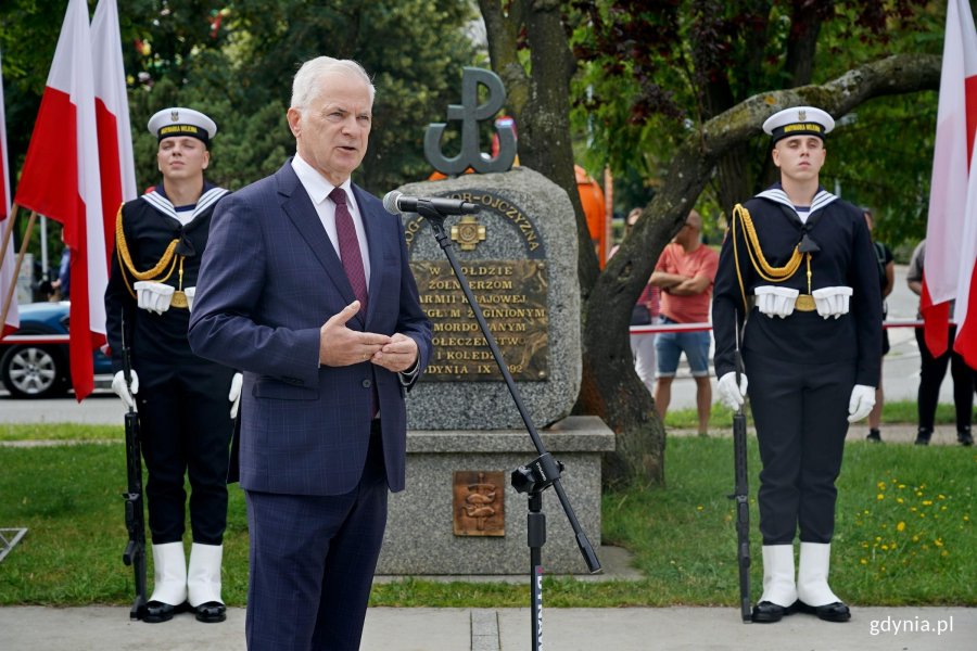 Senator Sławomir Rybicki przemawiający podczas uroczystości z okazji 82. rocznicy wybuchu powstania warszawskiego