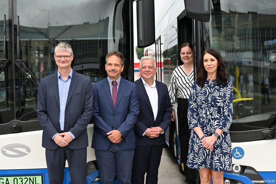 Na tle nowych trolejbus&oacute;w stoją od prawej: Agnieszka Jankowska, wiceprezes sp&oacute;łki GKM, Aleksandra Kosiorek, prezydent Gdyni, Tomasz Konewka, prezes sp&oacute;łki GKM, Hubert Kołodziejski, dyrektor ZKM Gdynia i Rafał Geremek, wiceprezydent Gdyni