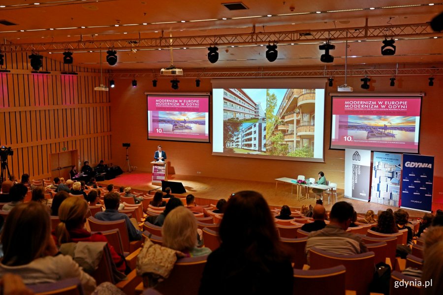 Uczestnicy konferencji „Modernizm w Europie – modernizm w Gdyni” zebrani w PPNT Gdynia 