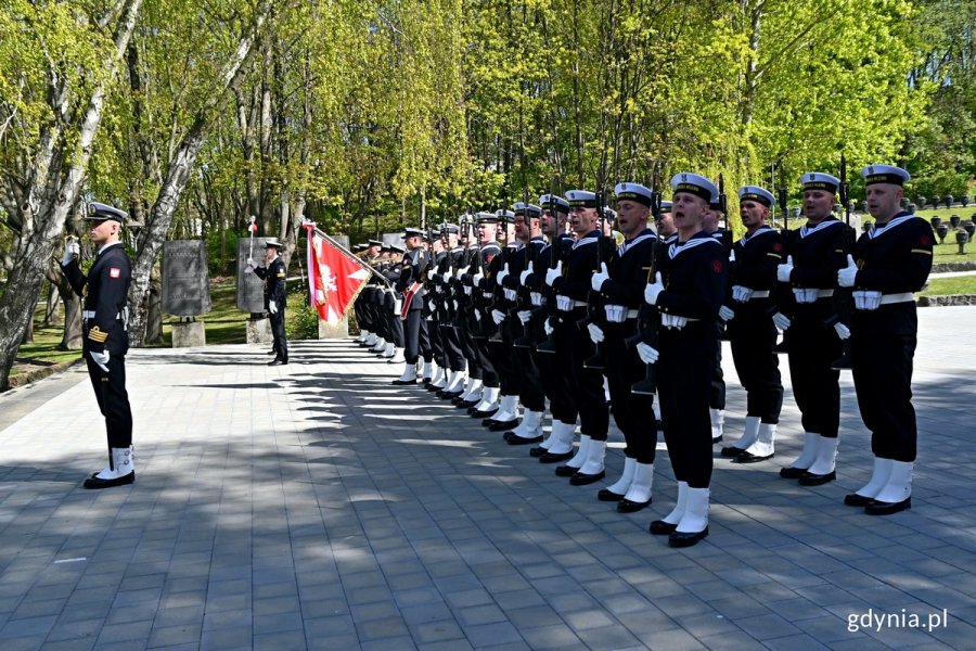 Żołnierze z Kompanii Reprezentacyjnej oraz Orkiestry Reprezentacyjnej Marynarki Wojennej podczas uroczystości z okazji 78. rocznicy zakończenia II wojny światowej // fot. Magdalena Czernek