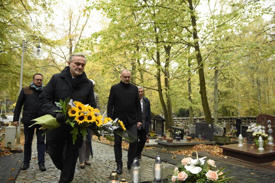Prezydent Gdyni Wojciech Szczurek składa kwiaty na grobie Franciszki Cegielskiej // fot. Jan Ziarnicki