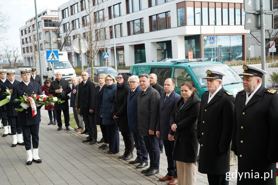 Uczestnicy obchodów 15. rocznicy katastrofy smoleńskiej
