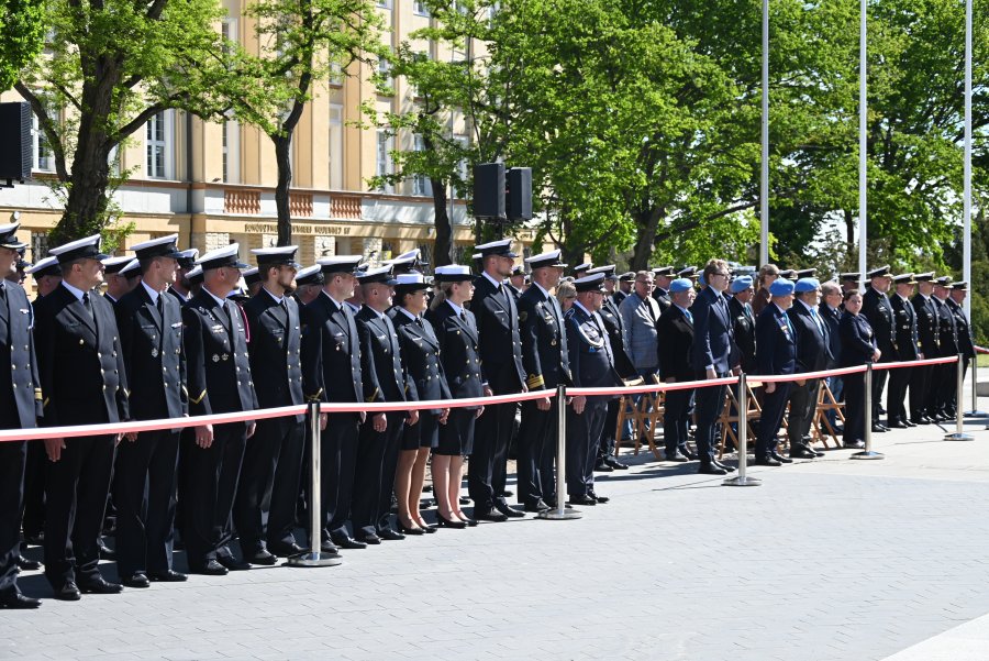 W uroczystościach wzięli udział m.in. przedstawiciele Marynarki Wojennej RP, prezydent Gdyni Aleksandra Kosiorek, a także Koło nr 31 Stowarzyszenia Kombatant&oacute;w Misji Pokojowych ONZ i Związek Weteran&oacute;w