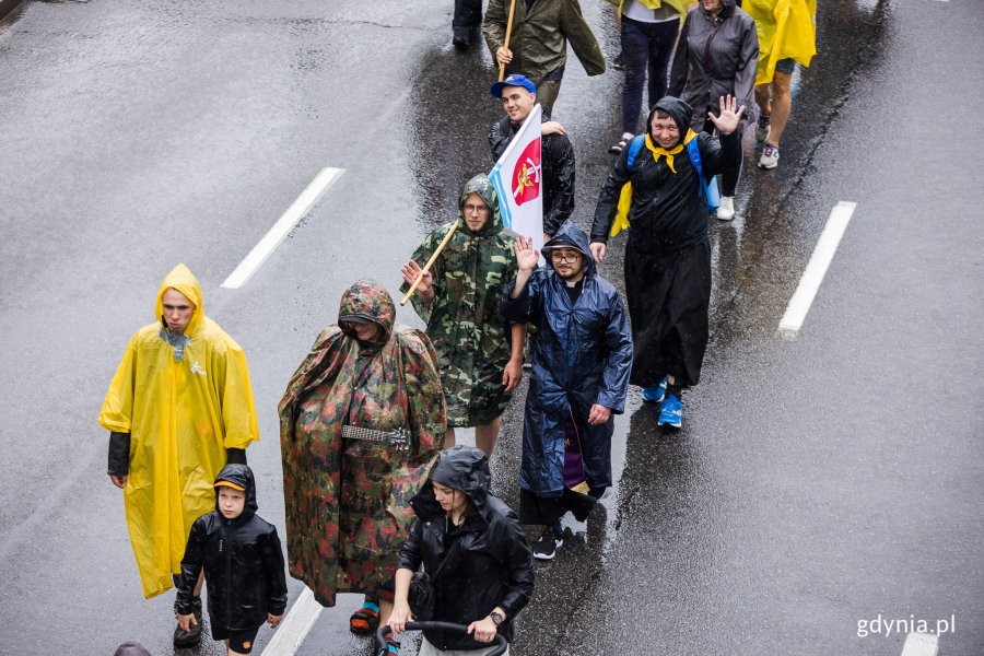 Uczestnicy 37. Gdyńskiej Pieszej Pielgrzymki na Jasną Górę w drodze // fot. Karol Stańczak