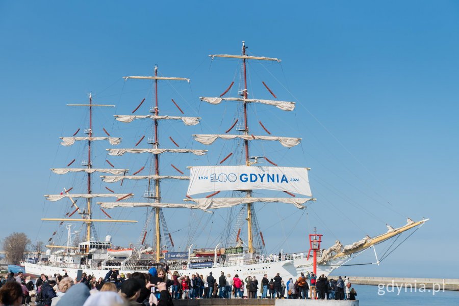 &bdquo;Dar Młodzieży" pod żaglem 100-lecia Gdyni (fot. Paweł Budziński)