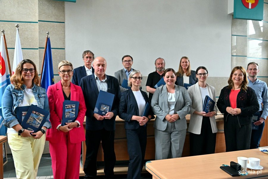 Od prawej: mgr inż. arch. Jakub Korzekwa &ndash; projektant z Biura Planowania Przestrzennego Miasta Gdyni, wiceprezydentka Gdyni Oktawia Gorzeńska, Anna Głowacka-Hirt z Referatu Wsp&oacute;łpracy z Zagranicą Urzędu Miasta Gdyni, Magdalena Jambroż z Referatu Wsp&oacute;łpracy z Zagranicą Urzędu Miasta Gdyni, prezydent Gdyni Aleksandra Kosiorek, Paweł Lewinowicz z Referatu Promocji Urzędu Miasta Gdyni, Estera Grubert z Referatu Promocji Urzędu Miasta Gdyni, dr Dariusz Małszycki z Działu Historycznego Muzeum Miasta Gdyni, , Jarosław Kaczmarczyk &ndash; wiceprezes Gł&oacute;wnej Komisji Rewizyjnej PTTK, Lesław Kwietniewski &ndash; dyrektor Sądu Rejonowego w Gdyni i Agnieszka Krasińska z Referatu Promocji Urzędu Miasta Gdyni podczas spotkania w Urzędzie Miasta Gdyni 