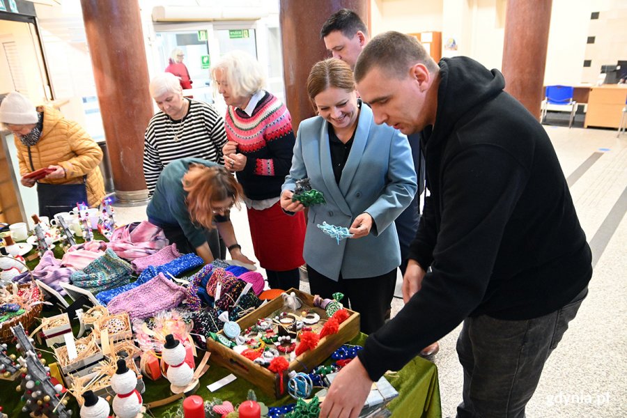 Kiermasz na rzecz potrzebujących w holu Urzędu Miasta Gdyni