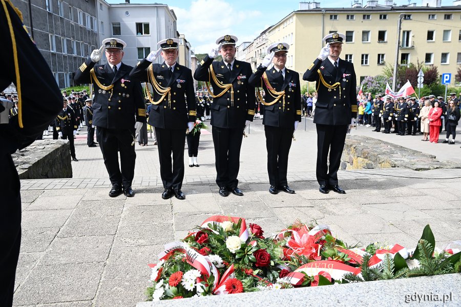 Przedstawiciele Marynarki Wojennej salutujący przed pomnikiem Konstytucji 3 Maja w Gdyni po złożeniu kwiatów podczas uroczystości z okazji Święta Narodowego Trzeciego Maja