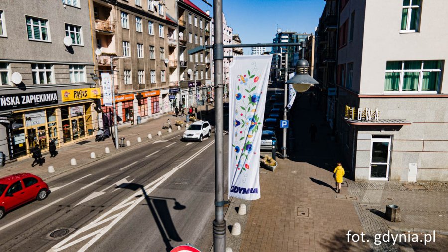 W Dniu Jedności Kaszubów Gdynia mieni się czarno-złotymi barwami – flagi dumnie powiewają na Placu Kaszubskim i wzdłuż Świętojańskiej, symbolizując kaszubską tożsamość miasta. (fot. Michał Sałata)