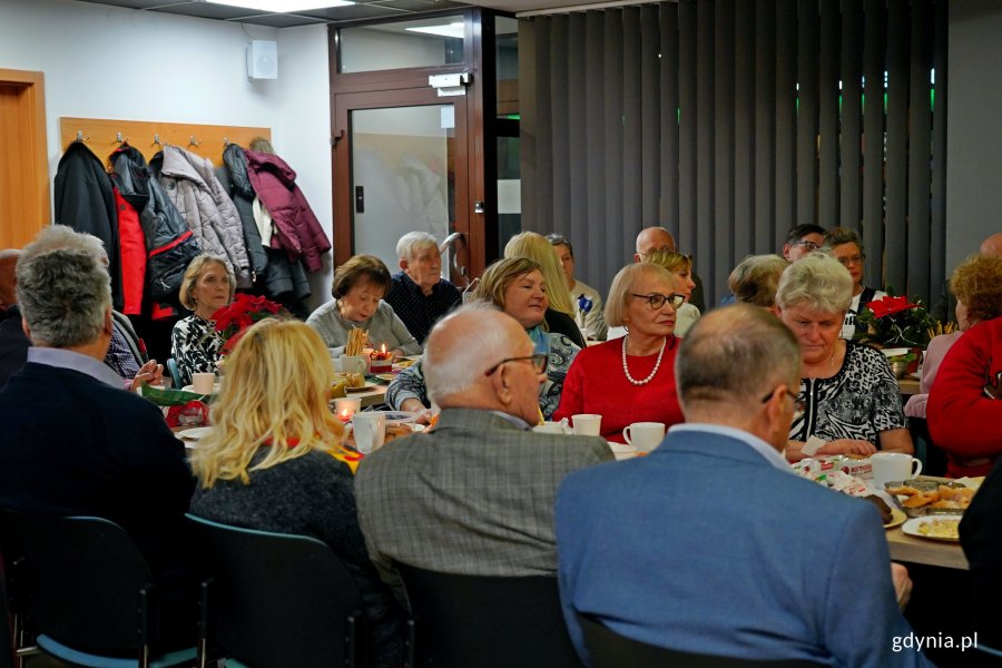 Uczestnicy prewernisażu wystawy &bdquo;100 obraz&oacute;w na 100-lecie Gdyni&rdquo; i spotkania wigilijnego w Gdyńskim Centrum Organizacji Pozarządowych