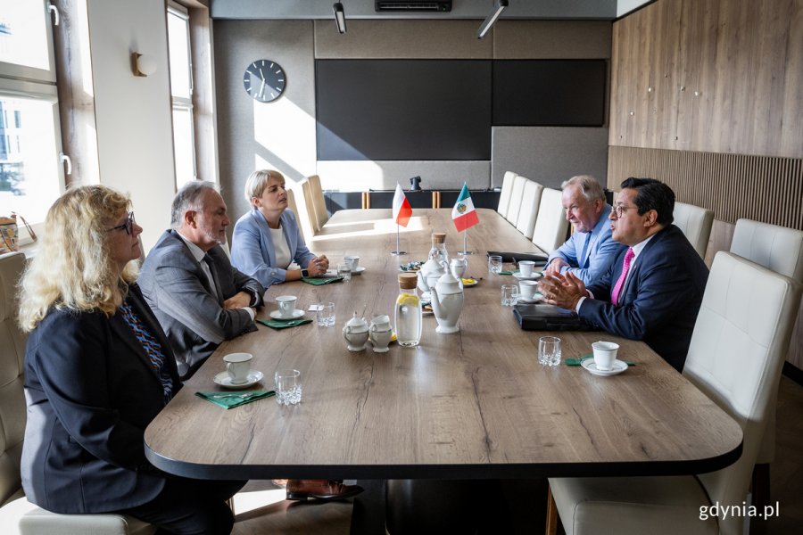 Po prawej stronie stołu: JE Juan Sandoval Mendiolea - ambasador Meksyku w Polsce oraz Andrzej Suchecki - , konsul honorowy Meksyku w Gdańsku. Po lewej stronie stołu: Joanna Leman – kierownik Samodzielnego Referatu Współpracy z Zagranicą Urzędu Miasta Gdyni, prezydent Gdyni Wojciech Szczurek, Liliana Poszumska - tłumaczka podczas spotkania w Urzędzie Miasta Gdyni