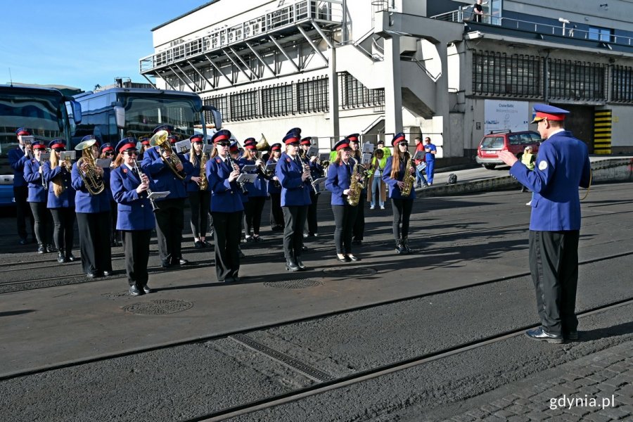 Młodzieżowa Orkiestra Dęta „Begama” na nabrzeżu Francuskim wita pasażerów wycieczkowca „AIDAdiva”