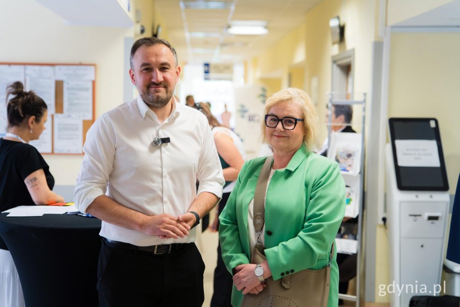 Tomasz Augustyniak, wiceprezydent Gdyni, oraz Marzena Głowacz z UCMMiT podczas wydarzenia promującego profilaktykę zdrowotną