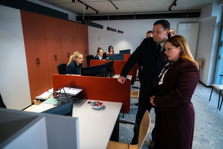 Prezydent Gdyni Aleksandra Kosiorek i sekretarz miasta Łukasz Kobus w nowo otwartym Punkcie Obsługi Mieszkańców Urzędu Miasta Gdyni na Chwarznie-Wiczlinie, w lokalu przy ul. Tęczowej 37 (fot. Kamil Złoch)