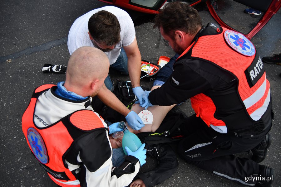 Symulacja akcji ratowniczej po wypadku drogowym w ramach 14. Moto Safety Day w Gdyni // fot. Michał Puszczewicz