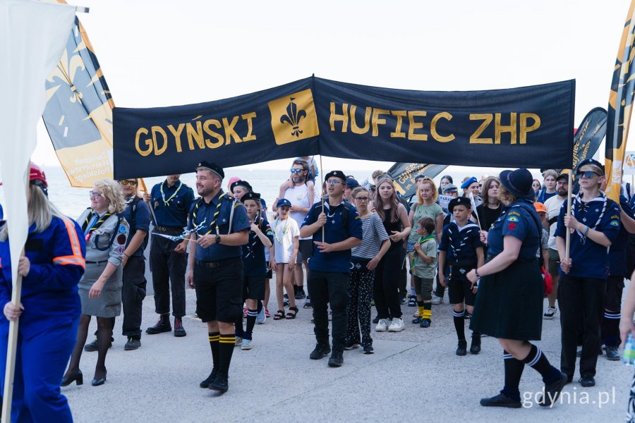 Gdyński Hufiec ZHP maszeruje w paradzie
