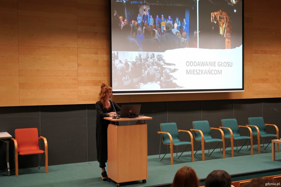 Przy mikrofonie Małgorzata Polakowska z Teatru Gdynia Gł&oacute;wna