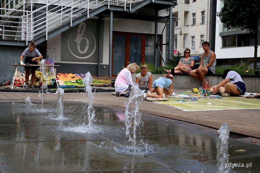 Zabawa edukacyjno-artystyczna "Koralowce wychodzą z morza" na placu Kaszubskim w Gdyni. Fot. Przemysław Kozłowski