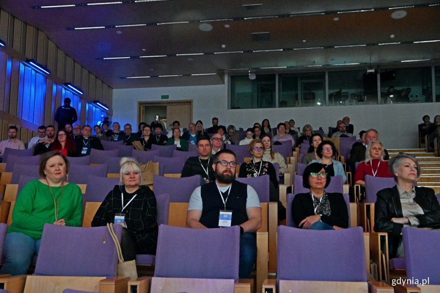 Uczestnicy konferencji Edu Day Gdynia 2024 w sali konferencyjnej Pomorskiego Parku Naukowo-Technologicznego. Wśród nich m.in. Iwona Tanewska - naczelnik Wydziału Edukacji Urzędu Miasta Gdyni oraz Małgorzata Chudzińska - miejski rzecznik praw ucznia 
