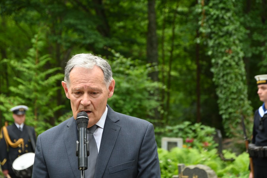 człowiek przy mikrofonie